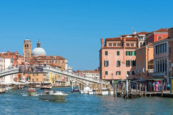 Venise, Italie - 15 septembre 2019 : Vue panoramique du Grand Canal avec vaporetto et touristes près de la gare Santa Lucia de Venise . — Photo