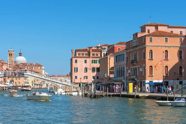 Venise, Italie - 15 septembre 2019 : Vue panoramique du Grand Canal avec vaporetto et touristes près de la gare Santa Lucia de Venise . — Photo