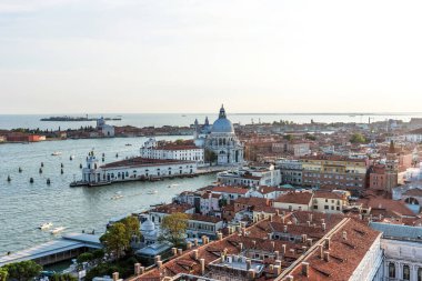 İtalya 'da Santa Maria della Salute Bazilikası ile Venedik' in hava manzarası.