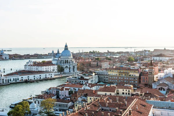 Vue aérienne de Venise avec Basilique Santa Maria della Salute en Italie . — Photo