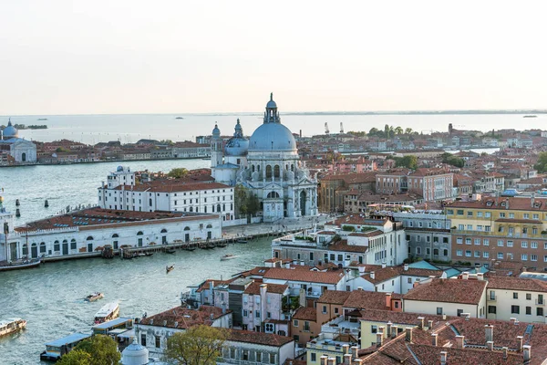 Vue aérienne de Venise avec Basilique Santa Maria della Salute en Italie . — Photo
