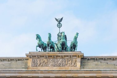 Quadriga'ya Brandenburg Kapısı, Berlin, Almanya.