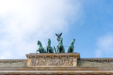 Quadriga'ya Brandenburg Kapısı, Berlin, Almanya.