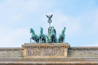 Quadriga'ya Brandenburg Kapısı, Berlin, Almanya.