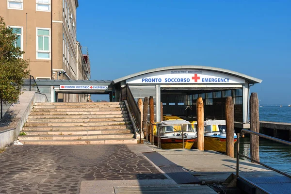 Benátky, Itálie - 16. září 2019: Pohotovostní lékařská služba lodní stanice v Benátkách, Itálie. — Stock fotografie