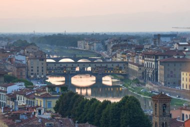 İtalya 'nın Floransa kentinde Arno nehri ile ünlü Ponte Vecchio köprüsünün panoramik manzarası.
