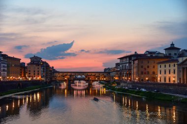 İtalya 'nın Floransa kentinde Arno nehri ile ünlü Ponte Vecchio köprüsünün panoramik manzarası.