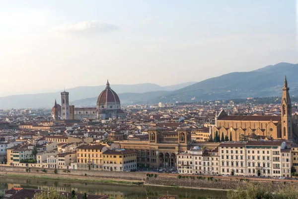 Bela vista panorâmica da Catedral de Santa Maria del Fiore e do Palazzo Vecchio em Florença, Itália . — Fotografia de Stock