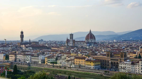 Bela vista panorâmica da Catedral de Santa Maria del Fiore e do Palazzo Vecchio em Florença, Itália . — Fotografia de Stock