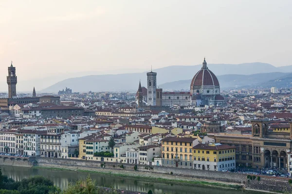 Bela vista panorâmica da Catedral de Santa Maria del Fiore e do Palazzo Vecchio em Florença, Itália . — Fotografia de Stock