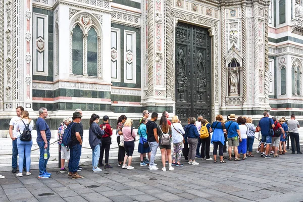 Florencja, Włochy - 18 września 2019: Długa kolejka ludzi czekających na wejście do katedry we Florencji. Linia turystów czeka, aby wejść do Duomo we Florencji, Włochy. — Zdjęcie stockowe