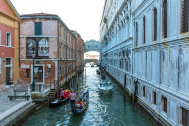 Venedik, İtalya - 15 Eylül 2019: Venedik, İtalya 'da gondollu manzara kanalı.