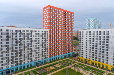 Rusya 'nın Mytishchi bölgesindeki Yaroslavsky yerleşim kompleksinin panoramik görüntüsü. Moskova bölgesindeki modern binanın en üst görüntüsü.