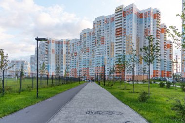 Mytishchi, Rusya - 10 Ağustos 2019: Rusya 'nın Mytishchi bölgesindeki Yaroslavsky yerleşim kompleksinin panoramik görünümü. Moskova bölgesindeki modern yeni binaya Arial bakış.