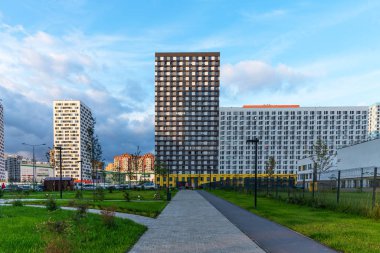 Mytishchi, Rusya - 10 Ağustos 2019: Rusya 'nın Mytishchi bölgesindeki Yaroslavsky yerleşim kompleksinin panoramik görünümü. Moskova bölgesindeki modern yeni binaya Arial bakış.
