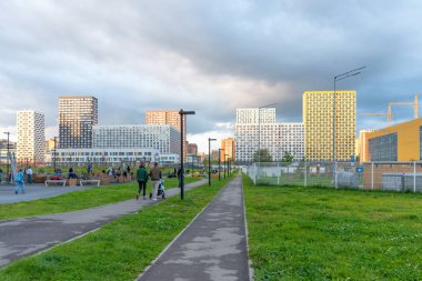 Mytishchi, Rusya - 10 Ağustos 2019: Rusya 'nın Mytishchi bölgesindeki Yaroslavsky yerleşim kompleksinin panoramik görünümü. Moskova bölgesindeki modern yeni binaya Arial bakış.