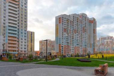 Mytishchi, Rusya - 10 Ağustos 2019: Rusya 'nın Mytishchi bölgesindeki Yaroslavsky yerleşim kompleksinin panoramik görünümü. Moskova bölgesindeki modern yeni binaya Arial bakış.