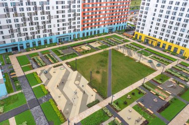 Mytishchi, Rusya - 10 Ağustos 2019: Mytishchi, Moskova bölgesindeki yeni yerleşim kompleksi Yaroslavsky 'nin panoramik görünümü. Çocuk parkı ve dinlenme yeri olan yeni yerleşim merkezinin havadan görünüşü. İnsansız hava aracının üst görünümü.