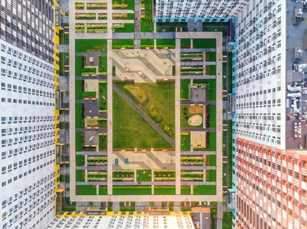 Mytishchi, Rusya - 10 Ağustos 2019: Mytishchi, Moskova bölgesindeki yeni yerleşim kompleksi Yaroslavsky 'nin panoramik görünümü. Çocuk parkı ve dinlenme yeri olan yeni yerleşim merkezinin havadan görünüşü. İnsansız hava aracının üst görünümü.