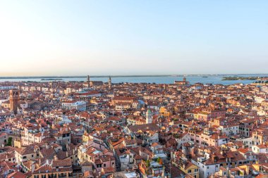 İtalya, Venedik 'in resimli panoramik manzarası. Kırmızı çatıları olan havadan manzaralı evler. Campanile di San Marco 'dan gün batımında en iyi manzara.