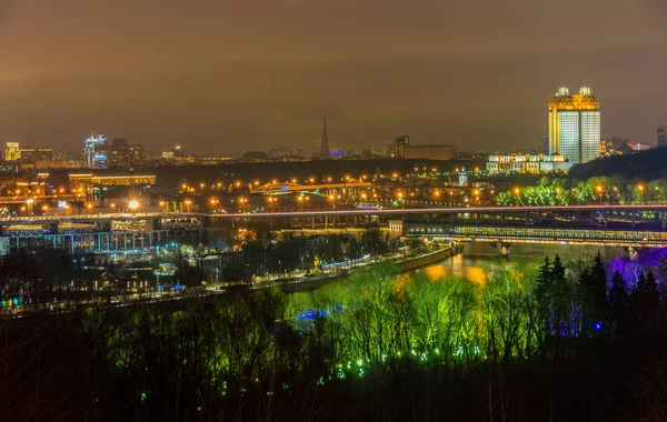 NightView Moscow city Luzhniki Stadı ve Moskova Nehri üzerinde demiryolu Köprüsü ile