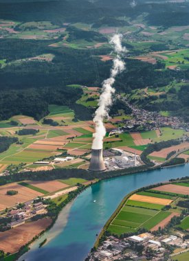 Soğutma Kulesi Nehri yakınında. Buhar dışarı gidiyor üzerinden Soğutma kulesi. Uçaktan bir havadan görünümü