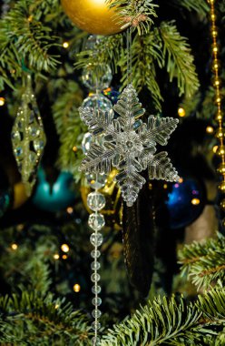 Oyuncak dolu Noel ağacı dalları. Kar tanesine yakın.