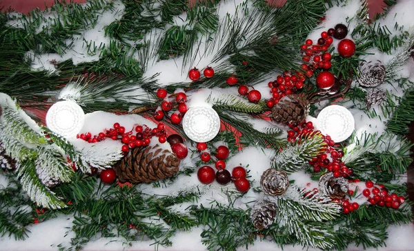 Noel ağacı dalları, kar altında kırmızı böğürtlen ve lambalar Telifsiz Stok Imajlar