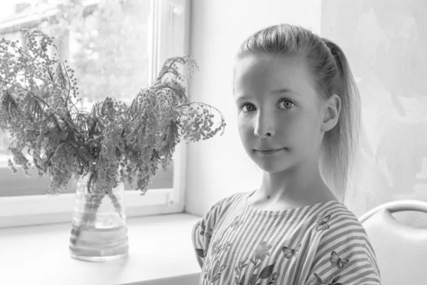 Pensive Mädchen am Fenster — Stockfoto