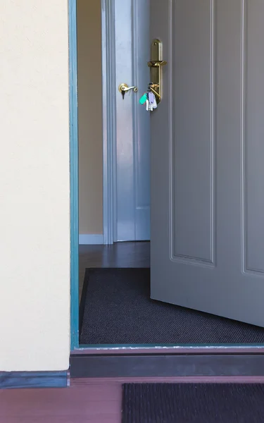 Offene Tür eines Hauseingangs — Stockfoto
