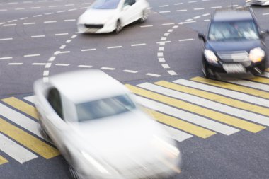 Araba şehir içinde kesişme noktalarında hareketi