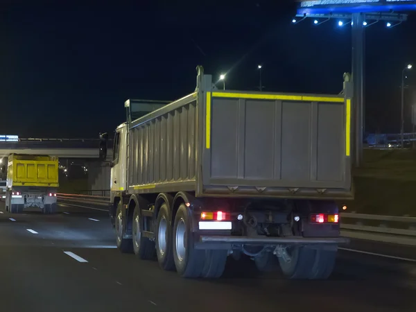 Camiones volquete transporte de carga en la noche — Foto de Stock