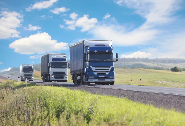 Camiones va en la carretera — Foto de Stock