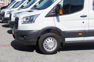 Minibüsler ve minibüsler dışarıda.