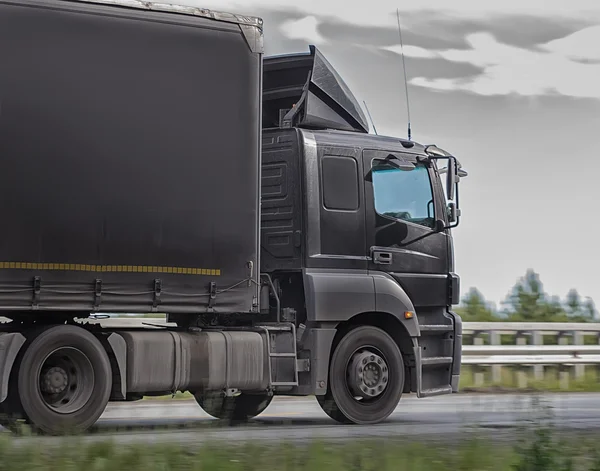 Vrachtwagen transports vracht op snelweg — Stockfoto