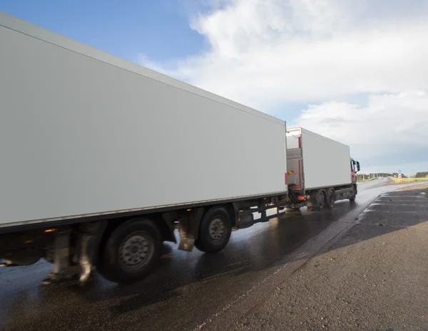 Camion blanc sur l'autoroute au coucher du soleil — Photo