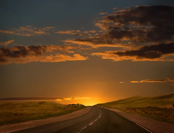 Por do sol sobre a estrada do país — Fotografia de Stock