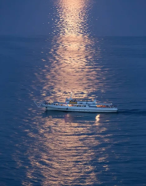 Schiff im schwarzen Meer bei Mondschein — Stockfoto