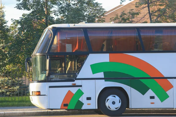 Ônibus turístico viajando na rua da cidade — Fotografia de Stock