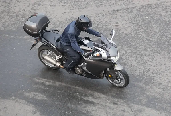 Motorcyclist on motorcycle moves on city — Stock Photo, Image