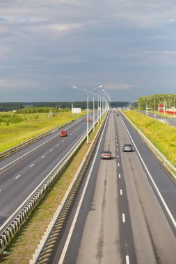 arabalar çok şeritli otoyol üzerinde hareket