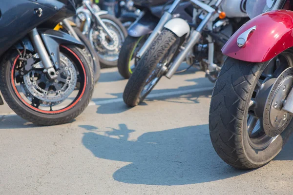 Motos en el aparcamiento — Foto de Stock