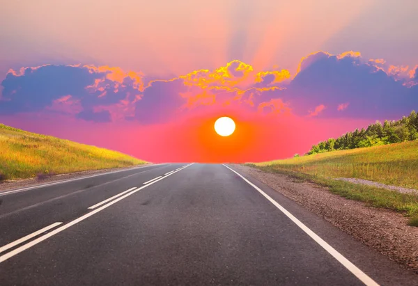 Puesta de sol sobre la carretera del campo — Foto de Stock