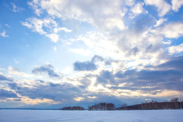 Paesaggio invernale con lago — Foto Stock