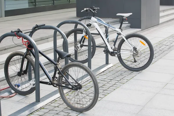 Duas bicicletas no estacionamento da bicicleta — Fotografia de Stock