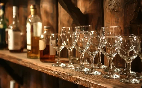ワイングラスとレトロな棚のボトル — ストック写真