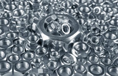 Beyaz arkaplanda metal fındık