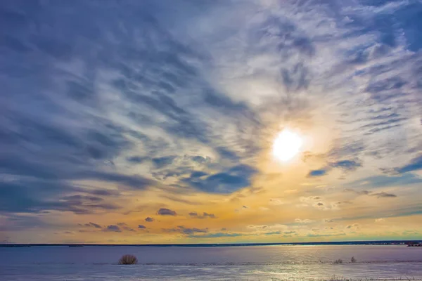 冬に氷で覆われた湖の美しい夕日 — ストック写真