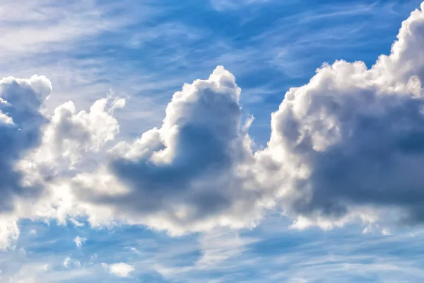 Blauwe lucht met wolken — Stockfoto