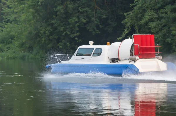 Barca con elica si muove lungo il fiume — Foto Stock